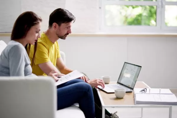 casal sentado em frente nootbook